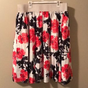 White, red, & black floral skirt w pockets 22/24